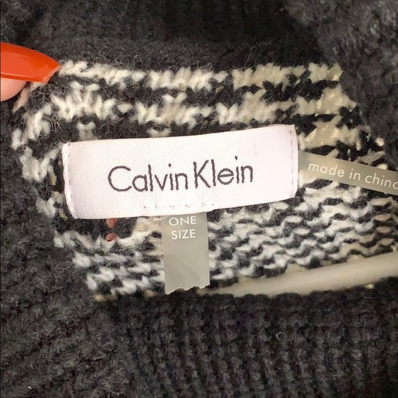 Elegant and Never Worn - Calvin Klein Black and White Argyle Poncho - Picture 3 of 6